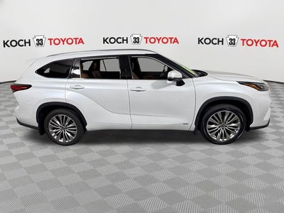 2022 Toyota Highlander Hybrid Platinum