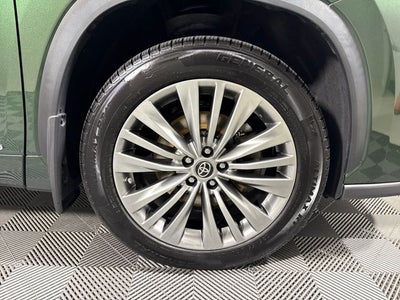 2023 Toyota Highlander Hybrid Platinum