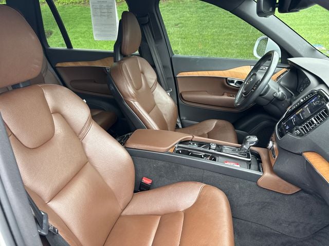 2022 Volvo XC90 T6 Momentum