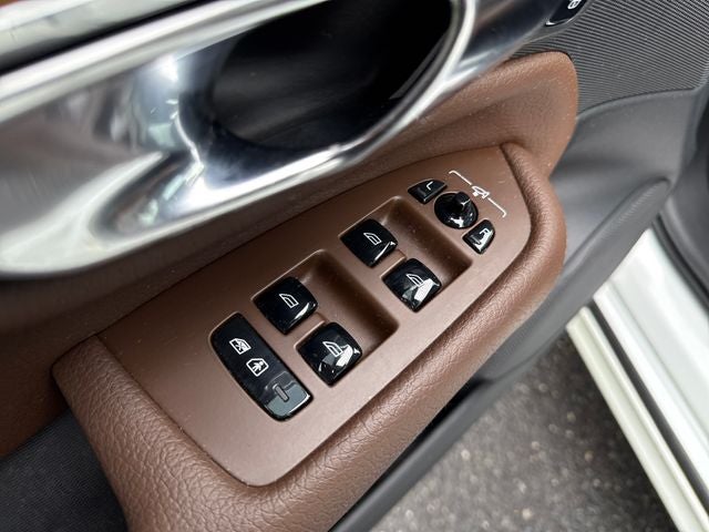 2022 Volvo XC90 T6 Momentum