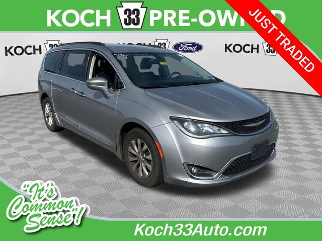 2017 Chrysler Pacifica Touring-L's photo