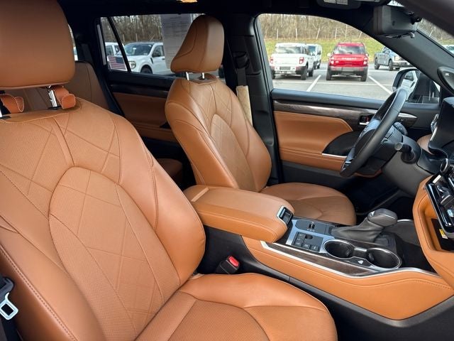 2023 Toyota Highlander Hybrid Platinum