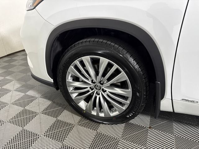 2023 Toyota Highlander Hybrid Platinum