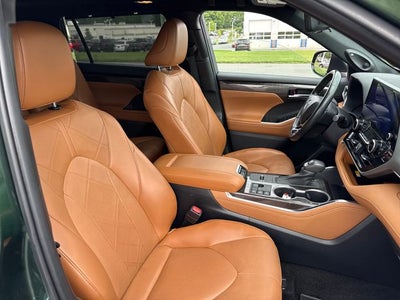2023 Toyota Highlander Hybrid Platinum