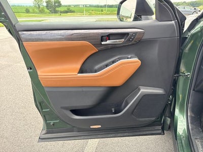 2023 Toyota Highlander Hybrid Platinum