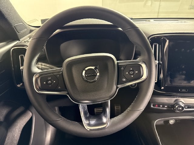 2022 Volvo XC40 R-Design