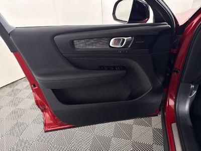 2022 Volvo XC40 R-Design