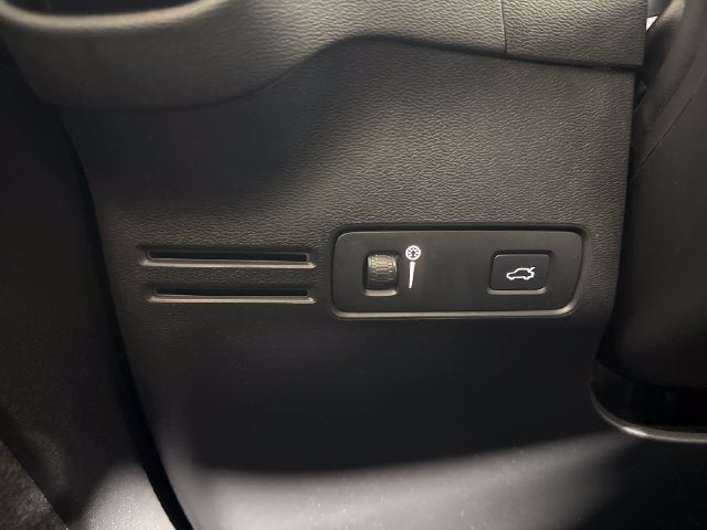 2022 Volvo XC40 R-Design
